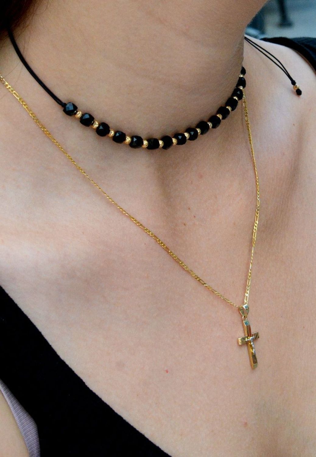 Złota zawieszka pr 333 krzyżyk z wizerunkiem Pana Jezusa ZA 5933 333. Piękny, złoty wisiorek w kształcie krzyża z wizerunkiem Pana Jezusa został wykonany ze złota próby 333. Krzyżyk ma kolor żółtego złota..jpg